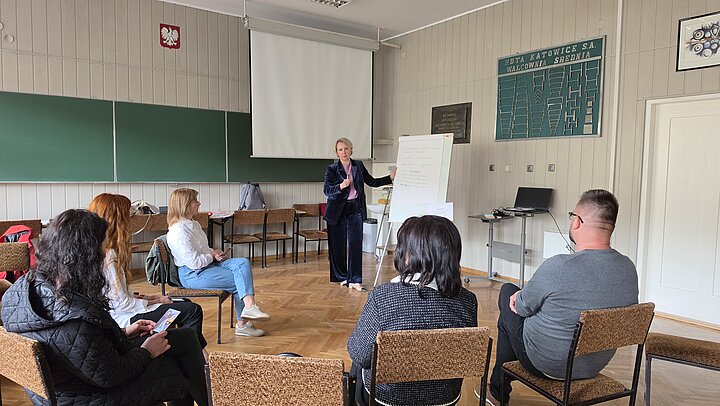 warsztat na sali, widać siedzących uczestników