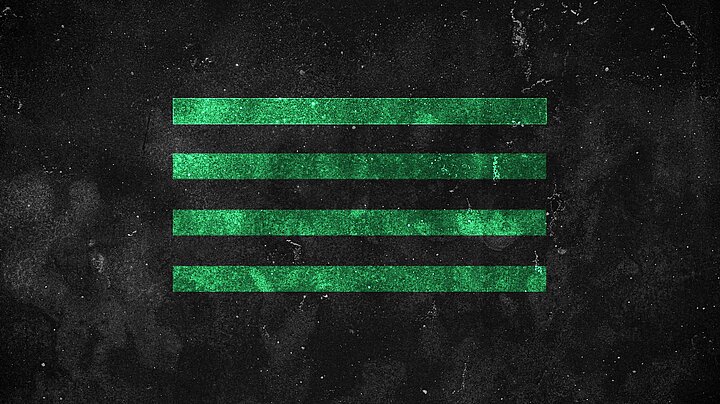 Na ciemnym, surowym tle przypominającym metalową lub betonową powierzchnię widoczne są cztery poziome, zielone linie ułożone jedna pod drugą. Proste, równoległe pasy symbolizują żywioł ziemi. Intensywny zielony kolor kontrastuje z ciemnym, chropowatym tłem, nadając grafice minimalistyczny i nowoczesny charakter.