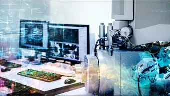 Nowoczesne stanowisko laboratoryjne z zaawansowanym urządzeniem badawczym ustawionym na pierwszym planie. W tle widoczne są monitory komputerowe wyświetlające wyniki analiz oraz obrazy techniczne, a obok klawiatura i mysz. Na grafice nałożone są półprzezroczyste elementy cyfrowe – linie, punkty i schematy przypominające obwody elektroniczne – które podkreślają technologiczny charakter sceny. Całość symbolizuje badania naukowe, analizę danych, inżynierię materiałową oraz wykorzystanie nowoczesnych technologii w laboratorium.