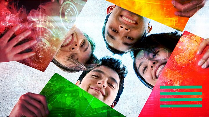 Cztery uśmiechnięte młode osoby patrzą w dół w kierunku aparatu, tworząc krąg głowami zbliżonymi do siebie. Każda z nich trzyma kolorową planszę – czerwoną, żółtą, zieloną lub czerwoną z elementami graficznymi – na których widoczne są subtelne motywy technologiczne i schematy. Na obrazie nałożone są półprzezroczyste wizualizacje cyfrowe, takie jak linie połączeń, symbole techniczne i struktury sieciowe, podkreślające nowoczesny, technologiczny charakter grafiki. W prawym dolnym rogu znajdują się cztery poziome zielone linie – symbol żywiołu ziemi. Całość symbolizuje współpracę, różnorodność oraz rozwój w obszarze nowoczesnych technologii i edukacji.