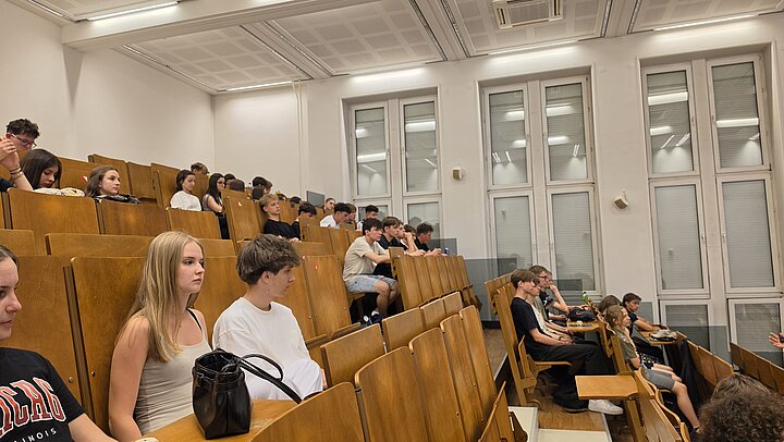 uczniowe na sali wykładowej