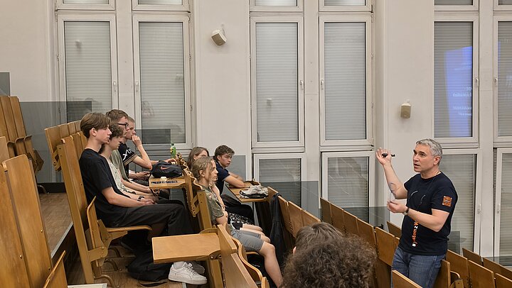 dziekan rozmawia z uczniami